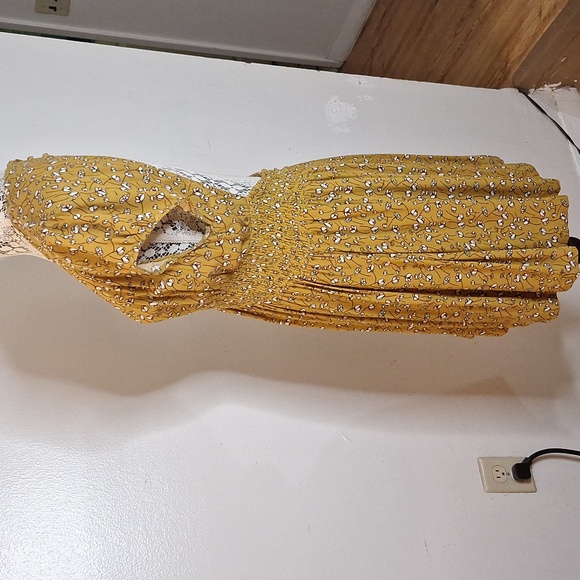 Gorgeous Yellow Mini Dress (with pockets) - Picture 8 of 12